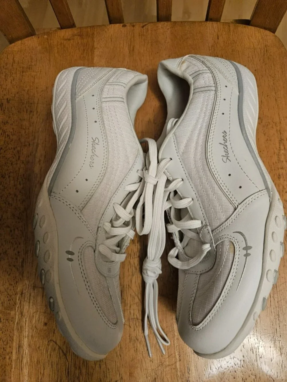 Skechers Relaxed Fit Leather Memory Foam Walking Shoes Womens Size 9 White Gray